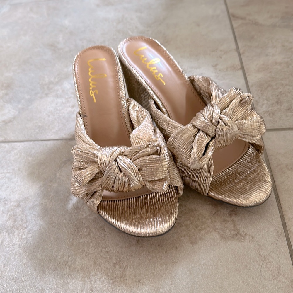 Like New Heeled Slides with Bow